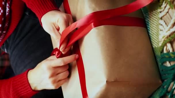 Жінка Обв Язує Червону Стрічку Навколо Різдвяної Подарункової Коробки Новорічна — стокове відео