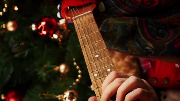 Manliga Händer Spelar Gitarr Hemma Julafton Sitter Nära Dekorerad Nyårsträd — Stockvideo