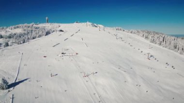 Feldberg kayak merkezinde kayak alanı, Kara Orman, Schwarzwald, Almanya güneşli kış gününde. Kayak yapan ve snowboard yapan insanlarla Feldberg kayak merkezinin hava manzarası. Kayak pistleri ve kayak kaldırma
