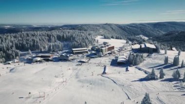 Feldberg kayak merkezi, Schwarzwald, Almanya, Kara Orman kış güneşli bir günde. Almanya 'da kayak pistleri ve kayak asansörleri olan popüler bir kayak merkezi. Kış sporu aktivitesi. Aktif insanlar kayak ve snowboard yapıyor.