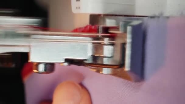 缝纫机的工作细节 用线缝针 特别近 女人的手在缝纫机上工作 裁缝师在裁缝店里创造时装服装 垂直录像 — 图库视频影像