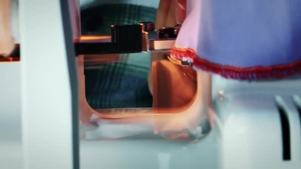 Dikiş Makinesinin Ayrıntıları Kapatın Kumaş Dikme Atölyesi Dikiş Makinesine Bir — Stok video