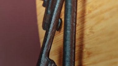 Ahşap arka planda dönen farklı kilitlerden kalma eski anahtarlar. Dikey video