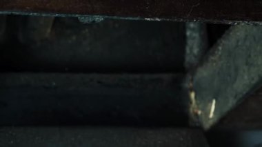 Köydeki ısıtma evi. Adam odun fırınına odun atıyor. Erkek, şöminede çam ağacı kütüğü yakıyor, ısıtma kulübesinde. Odunları fırına atar. Dikey video