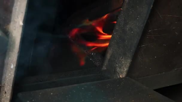 火事で燃える火の近くに 木材と木製のオーブンに入っています 中型の炎の暖炉 冬の村で暖房をしています バーティカルビデオ — ストック動画
