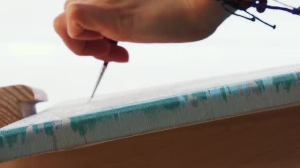 Fechar Pintura Mão Sobre Tela Mão Com Escova Está Desenhando — Vídeo de Stock