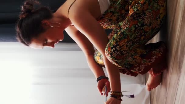 Donna Artista Pittura Tela Utilizzando Vernici Acriliche Seduto Sul Pavimento — Video Stock