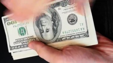 Nakit paraları saçan elleri yakın tut. Yüz tane Amerikan doları sayan kişi. Nakit para. Başarı ve zenginlik kavramı. Finansal ve iş konsepti. Dikey video