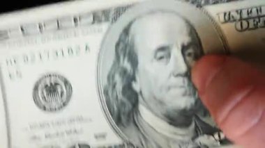 Yüz Amerikan doları banknotlarını sayarak ellerinizi yakın tutun. İşadamı ofiste nakit para sayıyor. Başarı kavramı. Dikey video