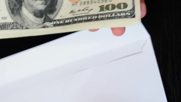 Ruce Hromádku Bankovek Sto Amerických Dolarů Osoba Dává Obálky Bankovky — Stock video
