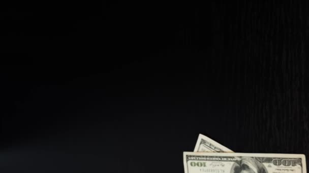 Stapel Von Hundert Dollar Banknoten Auf Schwarzem Hintergrund Geldscheine Fallen — Stockvideo