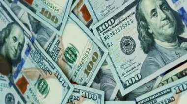 Bozuk paralar Amerikan dolarlarının üzerine düşüyor. Eski antika paralar para yığınının üstüne düşer. Avro sikkeleri düşüyor. Ekonomi sektörü konsepti. Başarı ve para kavramı. Dikey video