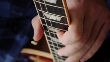 Elektro gitarla oynayan adam, panoyu kapat. Duygusal gitar solosu çalıyor. Profesyonel gitarist akorlar ve şarkı sözleri çalıyor. Gitarist solo gitar çalıyor. Dikey video