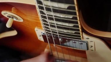 Erkek gitar çalıyor. Profesyonel gitarist elektro gitarda solo caz ya da blues icra ediyor. Müzik aletleri konsepti. Gitarist telli enstrüman çalıyor. Dikey video
