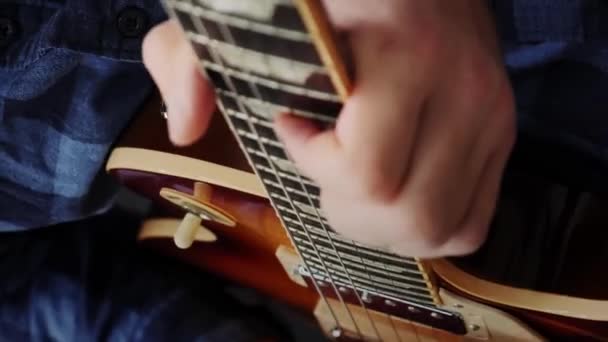 Αρσενικός Κιθαρίστας Παίζει Κιθάρα Επαγγελματίας Μουσικός Που Παίζει Ηλεκτρική Κιθάρα — Αρχείο Βίντεο