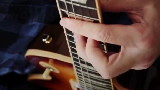 Gitarristfingrar Som Spelar Elgitarr Professionell Musiker Som Spelar Ackord Stränginstrument — Stockvideo