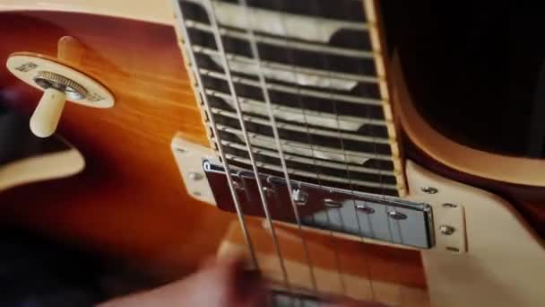 Erkek Gitar Çalıyor Profesyonel Gitarist Elektro Gitarda Solo Caz Blues — Stok video