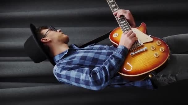 Mannelijke Gitarist Met Hoed Shirt Die Elektrische Gitaar Speelt Grappige — Stockvideo
