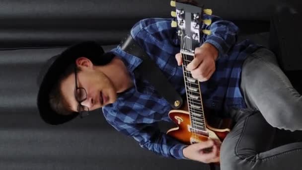 Humain Jouant Guitare Électrique Joyeux Jeune Hippie Chapeau Chemise Bleue — Video