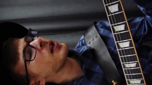 Elektro Gitarla Çalan Duygusal Olarak Şarkı Söyleyen Bir Adam Gitar — Stok video