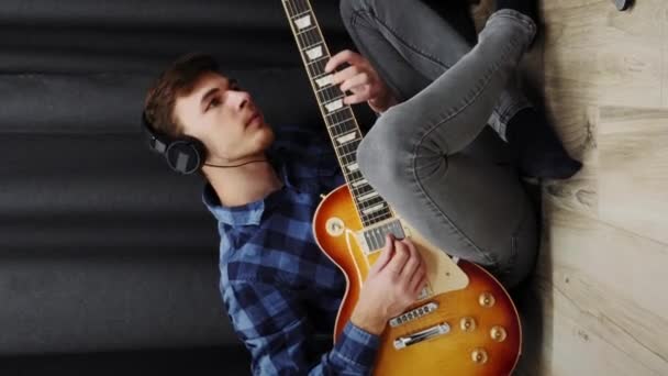 Een Man Die Gitaar Leert Spelen Jonge Mannelijke Gitarist Hoofdtelefoon — Stockvideo