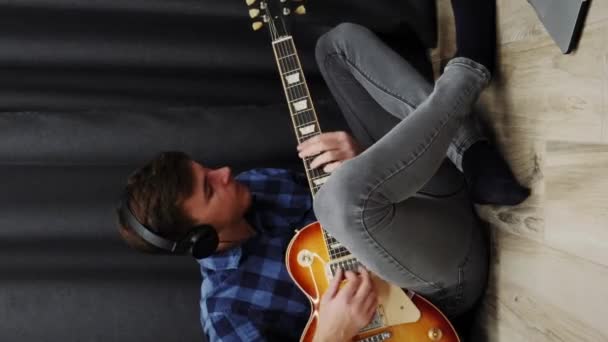 Chitarrista Che Impara Suonare Chitarra Uomo Cuffia Che Esercita Suonare — Video Stock