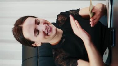 Kadın dolarlar saçıyor. Parayı dağıtın. İş kadını para saçıyor. Paralı zengin bir kadın. Patroniçe para saçıyor. Finans ve başarı iş konsepti. Dikey video