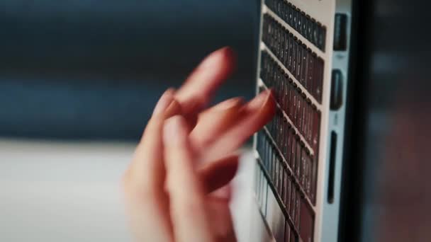 女性的手在笔记本电脑键盘上打字 写信息 在线交流 商业概念 在现代办公室从事计算机工作的女性 金融和经济概念 垂直录像 — 图库视频影像