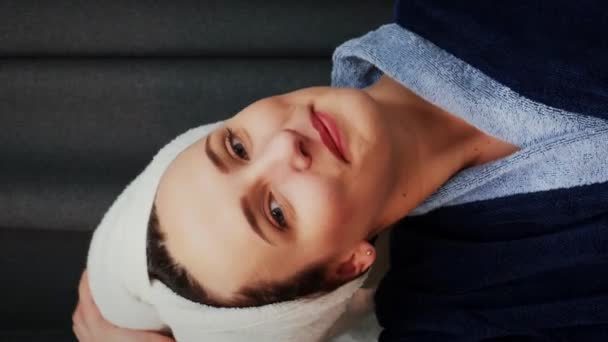 Junge Frau Nimmt Handtuch Vom Kopf Und Berührt Ihr Nasses — Stockvideo