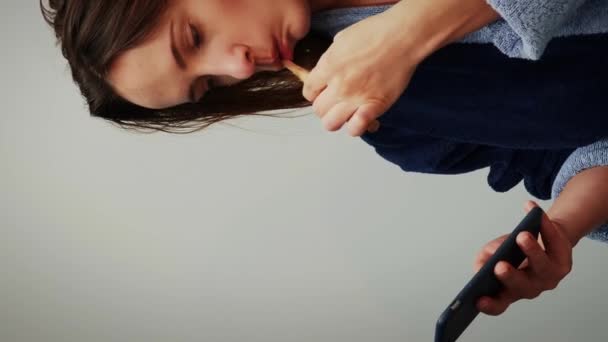 Mujer Cepillándose Los Dientes Por Mañana Mirando Teléfono Inteligente Hembra — Vídeo de stock