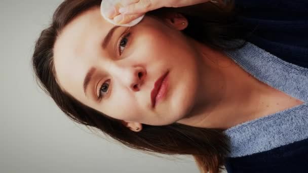 Frau Entfernt Make Aus Dem Gesicht Eine Frau Blauen Bademantel — Stockvideo