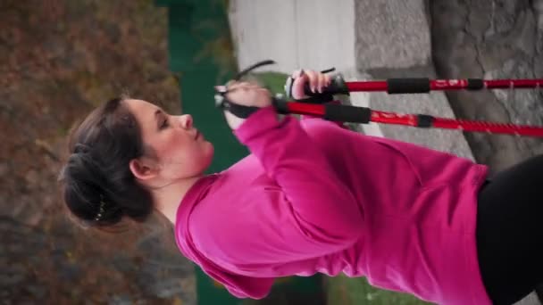Mujer Joven Motivada Haciendo Entrenamiento Nórdico Caminando Subiendo Bajando Las — Vídeo de stock