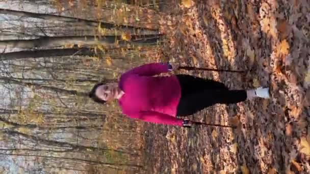 Молодая Пухленькая Женщина Нордическими Палками Гуляющая Лесу Время Интенсивной Кардиотренировки — стоковое видео