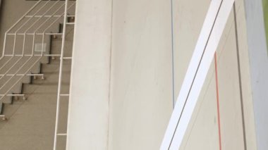 Bisikletçilerle birlikte açık bisiklet pisti. Bisikletçiler hız treninde sabit vitesli bisiklete biniyorlar. Spor konsepti. Dikey video