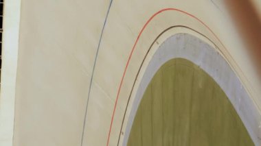 Açık bisiklet pisti. Bisikletçiler velodromda yarışıyor. Profesyonel bisikletçiler sabit vitesli bisiklete biniyor ve Velodrome 'da eğitim görüyor. Dikey video