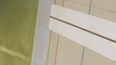 Velodrome. Bisiklet pisti. Bisikletçiler yarış pistinde hız treninde yarışıyorlar. Açık bisiklet pisti. Spor konsepti. Dikey video