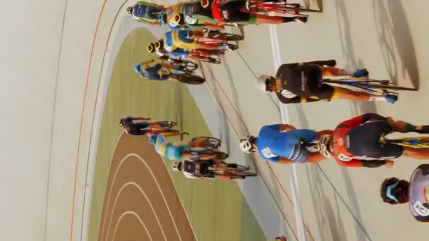 Track Bisiklet Velodrome Bisikletçiler Açık Bisiklet Pistinde Eğitim Görüyorlar Sporcular — Stok video