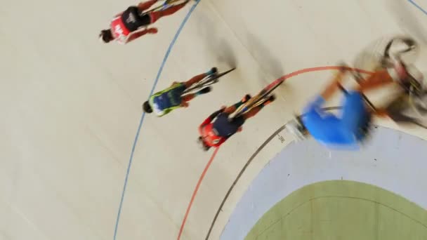 Wyścig Kolarski Rowerzyści Biorący Udział Wyścigu Kolarskim Velodromie Zawodowi Sportowcy — Wideo stockowe