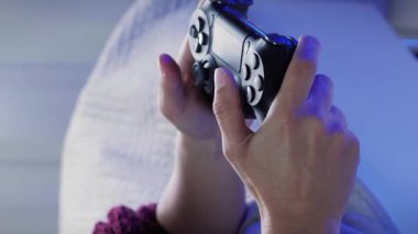 Kablosuz denetleyici ile çevrimiçi video oyunları. Eller joystick 'in tuşlarına basıyor, kapat. Dikey video