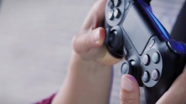 Video oyunu kablosuz joystick 'i tutan kadınların ellerini kapatın. Denetleyiciyle video oyunu oynuyor. Dikey video