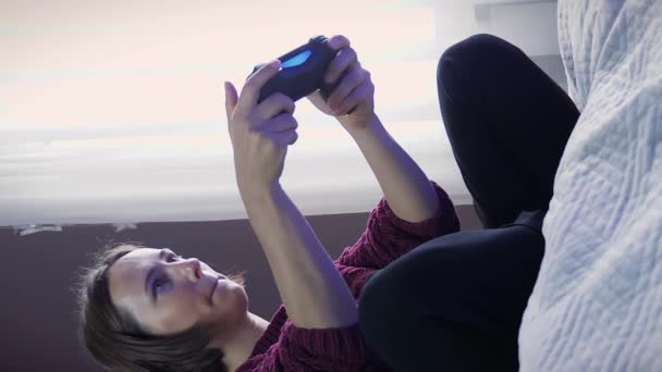 Женщина Играет Онлайн Видео Игры Джойстиком Девушка Играет Онлайн Игру — стоковое видео