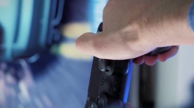 Oyun oynamak için uzaktan kumanda kumandası kullanan eller. Kablosuz joypad 'le video oyunu oynayan bir erkek. Dikey video