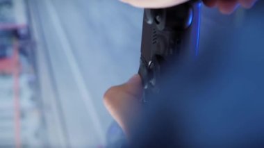 Eller çevrimiçi video oyununda joystick kullanır. Kablosuz kontrolörle video oyunu oynayan, kontrol düğmelerine basan adam. Erkek, konsolda oyun oynuyor. Dikey video