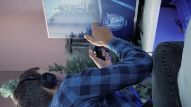 Homem Jogando Videogames Grande Com Joystick Sem Fio Masculino Fones — Vídeo de Stock