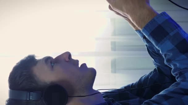 Muž Hraje Online Hry Pomocí Joysticku Mužská Sluchátka Hrají Videohry — Stock video