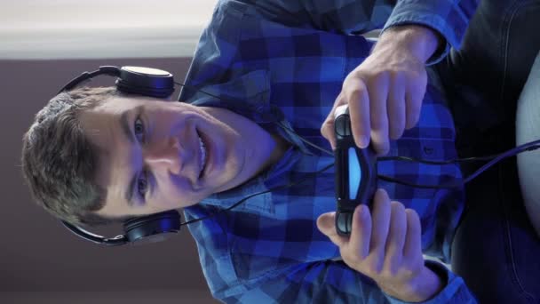 Cybersport Gaming Στο Σπίτι Άντρας Ακουστικά Που Χρησιμοποιεί Τηλεχειριστήριο Χειριστήριο — Αρχείο Βίντεο