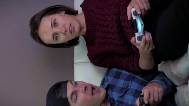 Przyjaciele Grający Gry Wideo Konsoli Siedząc Kanapie Przed Telewizorem Para — Wideo stockowe