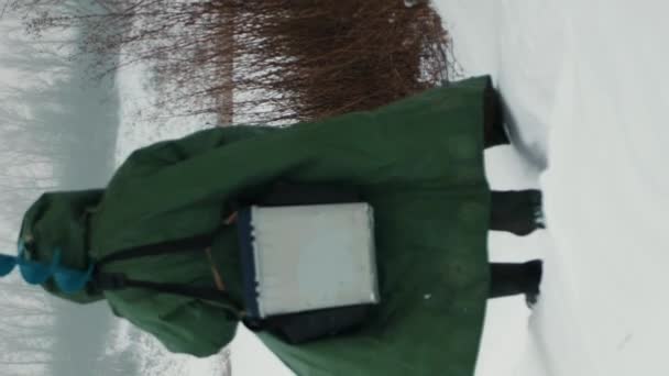 Рыбак Ледобуром Плече Идет Замерзшей Ледяной Реке Зимняя Рыбалка Человек — стоковое видео