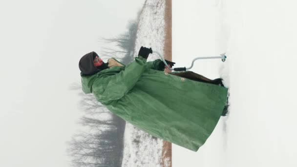 Mann Bohrt Winter Eis Mit Eisbohrer Auf Zugefrorenem See Winterangelkonzept — Stockvideo