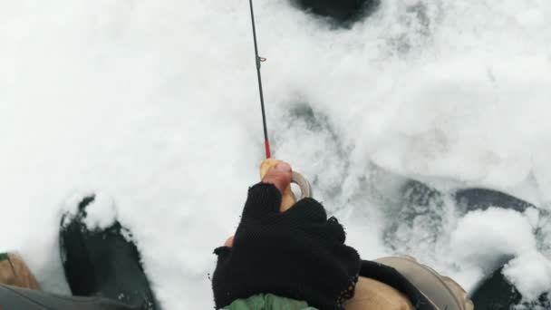 Άνθρωπος Ψαρεύει Στην Παγωμένη Λίμνη Χειμερινό Ψάρεμα Ψαράς Πιάνει Ψάρια — Αρχείο Βίντεο